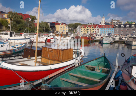 Bunten Booten und malerischen Giebel Gebäude entlang der Uferstraße im Hafen von Vestaravag, Tórshavn, Streymoy, Färöer-Inseln Stockfoto