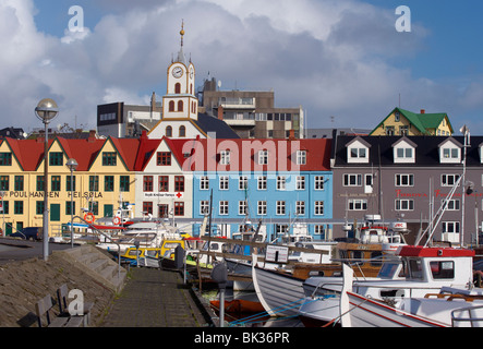 Bunten Booten und malerischen Giebel Gebäude entlang der Uferstraße im Hafen von Vestaravag, Tórshavn, Streymoy, Färöer-Inseln Stockfoto