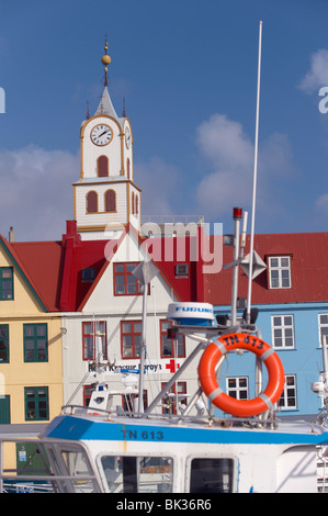 Bunten Booten und malerischen Giebel Gebäude entlang der Uferstraße im Hafen von Vestaravag, Tórshavn, Streymoy, Färöer-Inseln Stockfoto