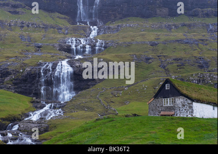 Alter Bauernhof in Saksun und Wasserfall, Streymoy, Färöer-Inseln (Färöer), Dänemark, Europa Stockfoto