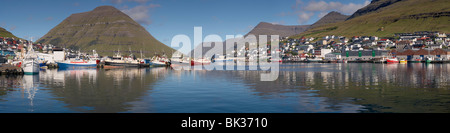 Panoramablick auf Klaksvik, Angelboote/Fischerboote und Hafen, zweitgrößte Stadt der Färöer, Nordoyar, Färöer Stockfoto