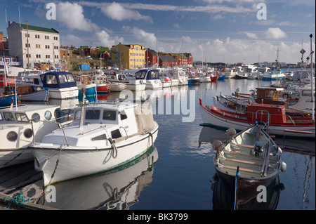 Bunten Booten und malerischen Giebel Gebäude entlang der Uferstraße im Hafen von Vestaravag, Tórshavn, Streymoy, Färöer-Inseln Stockfoto