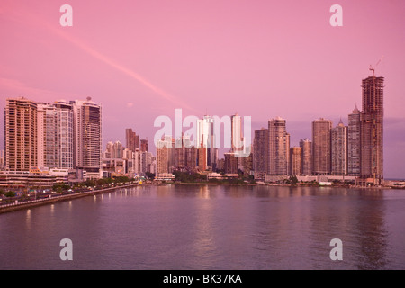 Avenue Balboa und Punta Paitilla bei Sonnenuntergang, Panama City, Panama, Mittelamerika Stockfoto