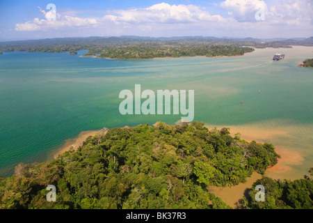 Containerschiff Transit Gatun See, Panama, Panama-Kanal-Mittelamerika Stockfoto
