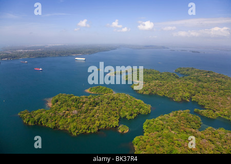 Containerschiffe auf Gatun See in Richtung Gatun Schleusen, Panamakanal, Panama, Mittelamerika Stockfoto