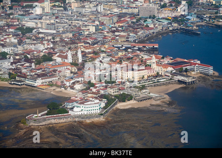 Luftaufnahme der Stadt und zeigt die alte Stadt von Casco Viejo auch bekannt als San Felipe, Panama City, Panama, Mittelamerika Stockfoto