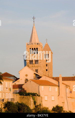 Späten Nachmittag Sonne auf der Glocke Türme in der Stadt Rab, Insel Rab, Kvarner Region, Kroatien, Europa Stockfoto