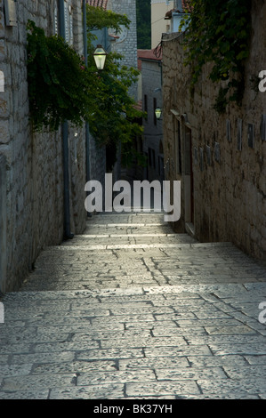 Getragen Steinstufen zwischen hohen Mauern in Stadt Rab, Insel Rab, Kvarner Region, Kroatien, Europa Stockfoto