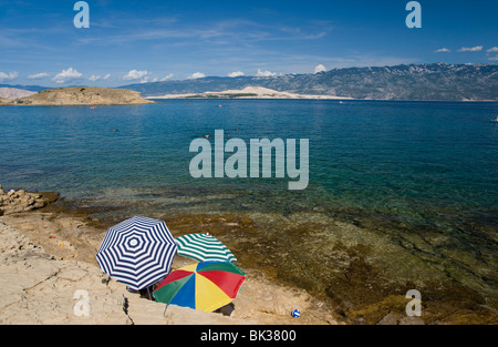Sonnenschirme am Meer bei San Marino, Insel Rab, Kvarner Region, Kroatien, Europa Stockfoto