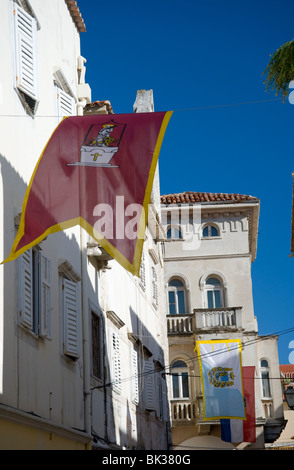 Mittelalterliche Fahnen und Stein Pflaster in die wichtigsten shopping, Srednja Straße, Stadt Rab, Insel Rab, Kvarner Region, Kroatien Stockfoto