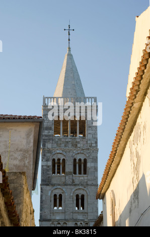 Ein Blick auf den romanischen Stil St. Mary Bell tower, Stadt Rab, Insel Rab, Kvarner Region, Kroatien, Europa Stockfoto