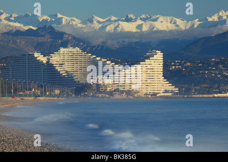 Die zeitgenössische Architektur schneite Marina Gebäude mit den Mercantour Gebirge im Hintergrund in Winterzeit Stockfoto