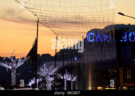 Straßenlaternen Dekoration für Weihnachten nachts in der Stadt Menton Stockfoto