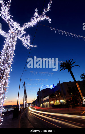 Straßenlaternen Dekoration für Weihnachten nachts in der Stadt Menton Stockfoto