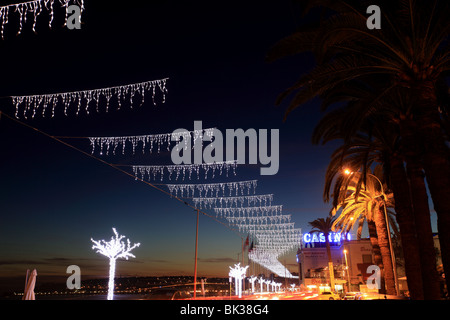 Straßenlaternen Dekoration für Weihnachten nachts in der Stadt Menton Stockfoto