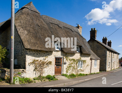 Eine strohgedeckte Hütte in Tackley, Oxfordshire an einem sonnigen Tag mit blauem Himmel Stockfoto