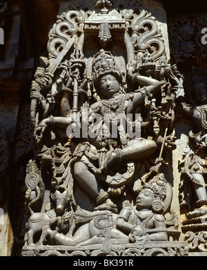 Nahaufnahme der hinduistischen Göttin Durga, Detail des Hoyasala Tempels in Halebid, Karnataka, Indien, Asien Stockfoto