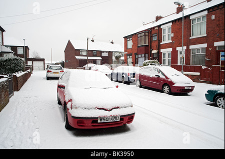 Straße im Winter, Denton, Manchester, UK Stockfoto