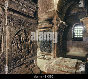 Das innere Heiligtum der Nanpaya Tempel, mit brahmanischen Bilder geformt an den Säulen, Bagan (Pagan), Myanmar (Burma), Asien Stockfoto