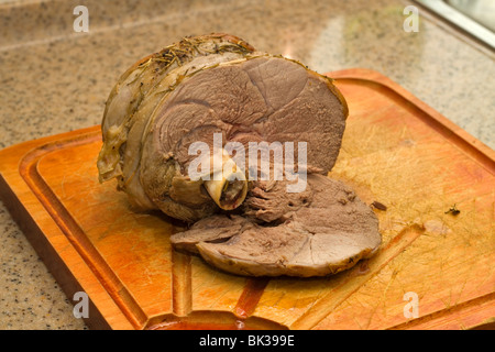 Lammbraten auf ein Schneidebrett bereit zu schnitzen Stockfoto