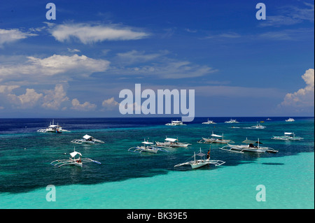 Boote am Alona Beach, Panglao Island, Bohol, Philippinen, Südostasien, Asien Stockfoto