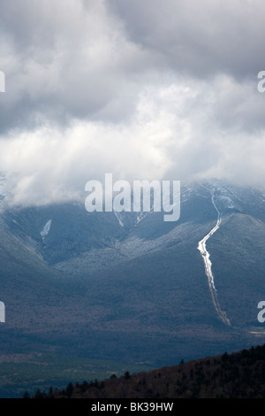 Mount Washington während der Frühlingsmonate in Gewitterwolken vom Gipfel des mittleren Zuckerhut verschlungen. Das Hotel liegt in Bethlehem, New Hampshire, USA Stockfoto