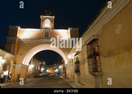 Santa Catalina Arch von Nacht, Antigua, UNESCO World Heritage Site, Guatemala, Mittelamerika Stockfoto