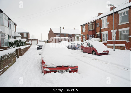 Straße im Winter, Denton, Manchester, UK Stockfoto