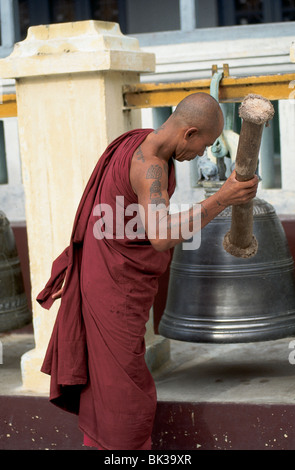 Buddhistischer Mönch mit Tattoos, auffällig eine Glocke, Mandalay, Myanmar Stockfoto