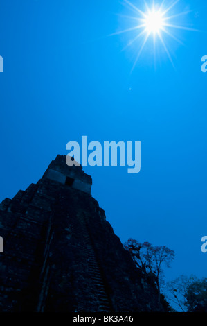 Tempel I auf große Plaza, Maya-Ausgrabungsstätte von Tikal, UNESCO World Heritage Site, Guatemala, Mittelamerika Stockfoto