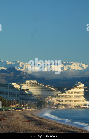 Die zeitgenössische Architektur schneite Marina Gebäude mit den Mercantour Gebirge im Hintergrund in Winterzeit Stockfoto