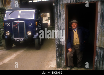 Fahrer von seinem 1936 AEC Mammut Major acht Wheeler truck Stockfoto