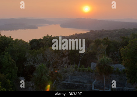 Blick auf den Sonnenuntergang über dem See Yaxha vom Tempel 216, Yaxha, Guatemala, Mittelamerika Stockfoto