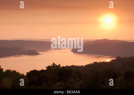 Blick auf den Sonnenuntergang über dem See Yaxha vom Tempel 216, Yaxha, Guatemala, Mittelamerika Stockfoto