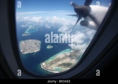 Malediven, männlich: Luftaufnahme von einem Flugzeug am internationalen Flughafen Malé und den umliegenden Atollen im Indischen Ozean Stockfoto