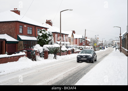 Straße im Winter, Denton, Manchester, UK Stockfoto