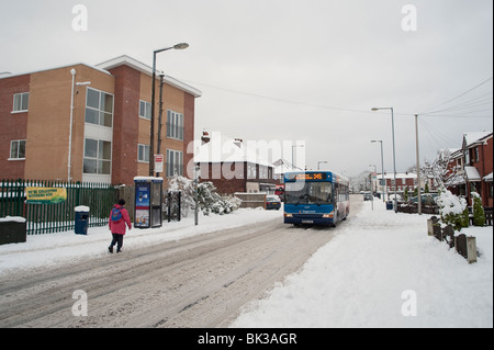 Straße im Winter, Denton, Manchester, UK Stockfoto