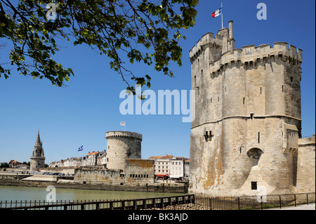 Blick auf die drei Türme am Eingang zum Vieux Port, La Rochelle, Charente-Maritime, Frankreich, Europa Stockfoto