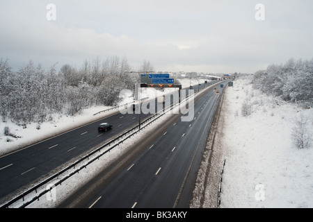 M60-Autobahn im Winter, Denton, Manchester, UK Stockfoto