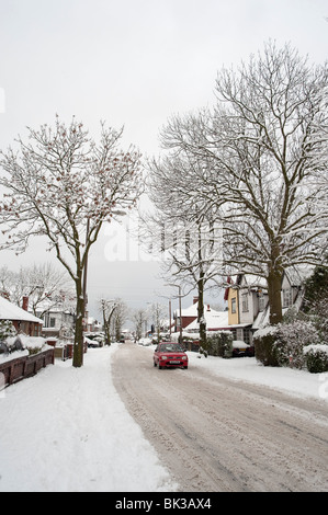 Straße im Winter, Denton, Manchester, UK Stockfoto