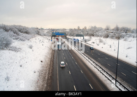 M60-Autobahn im Winter, Denton, Manchester, UK Stockfoto