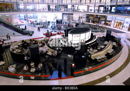 Armani Caffe in der Fashion Avenue von der Dubai Mall, Dubai, Vereinigte Arabische Emirate Stockfoto