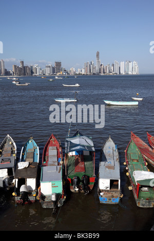 Fischerboote im Hafen, Paitilla Wolkenkratzern im Hintergrund, Panama City, Panama Stockfoto