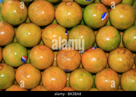 Orangen gestapelt auf einem Markt in Bangkok, Thailand. Stockfoto