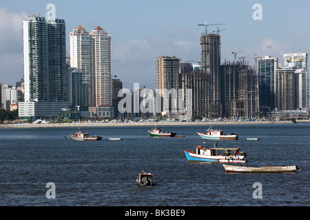 Fischerboote im Hafen, Paitilla Wolkenkratzern im Hintergrund, Panama City, Panama Stockfoto