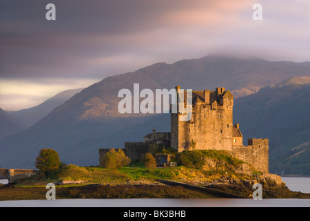 Eilean Donan Castle gebadet im Abendlicht, Loch Duich, in der Nähe von Kyle of Lochalsh, Highland, Schottland, Vereinigtes Königreich, Europa Stockfoto