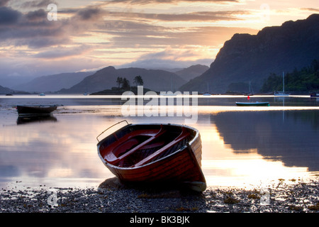 Dawn-Ansicht bei Ebbe mit Ruderboot im Vordergrund, Plokton, in der Nähe von Kyle of Lochalsh, Highland, Schottland, Vereinigtes Königreich, Europa Stockfoto