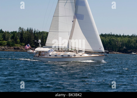 Ein Tartan-4600 segelt in Rockland Harbor, Maine Stockfoto