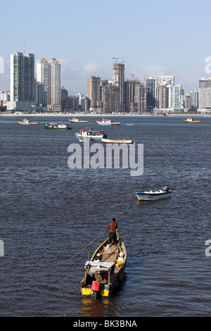 Fischerboote im Hafen, Paitilla Wolkenkratzern im Hintergrund, Panama City, Panama Stockfoto