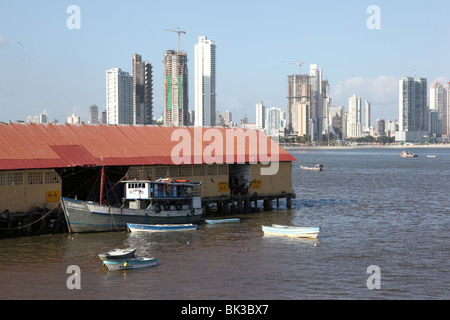 Fischerboote im Hafen, Paitilla Wolkenkratzern im Hintergrund, Panama City, Panama Stockfoto